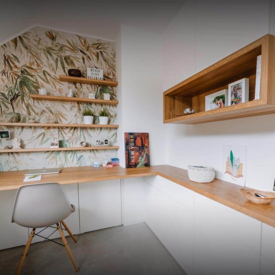 Bureau sur mesure sous combles blanc et bois à Strasbourg