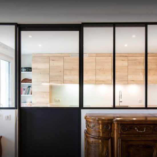 Verrière de style industriel pour séparer une cuisine d'un salon à Strasbourg