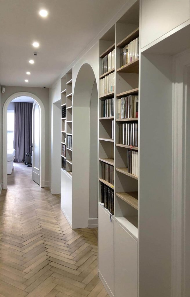 Bibliothèque sur mesure aménagée dans un couloir à Strasbourg