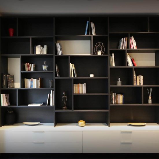 Bibliothèque sur mesure noire et blanche à Strasbourg