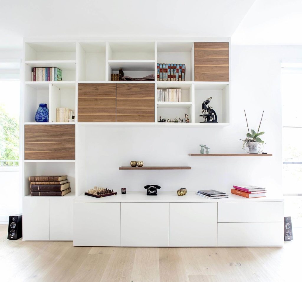 Bibliothèque sur mesure blanc et bois déstructurée à Strasbourg