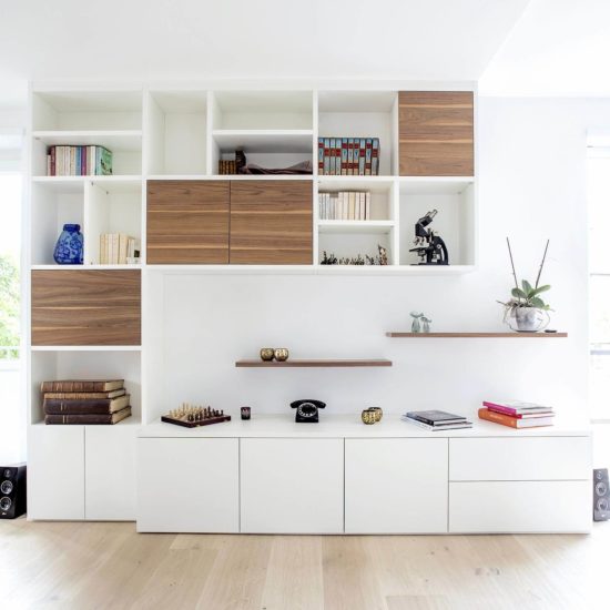 Bibliothèque sur mesure blanc et bois déstructurée à Strasbourg