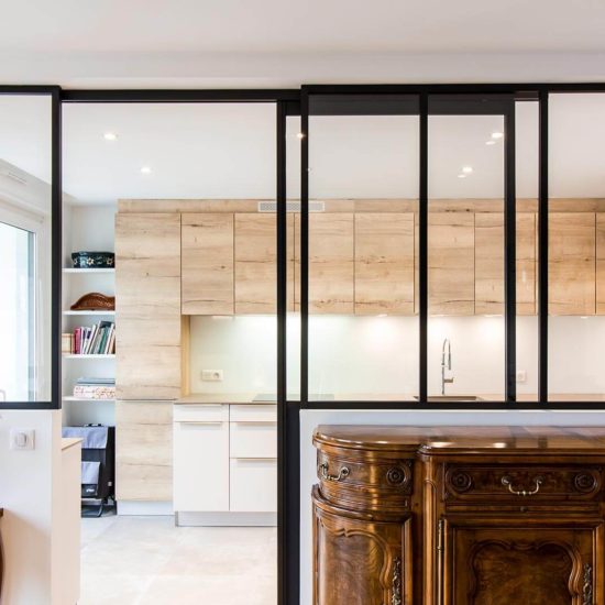 Cuisine sur mesure blanc et bois clair avec verrière coulissante à Strasbourg