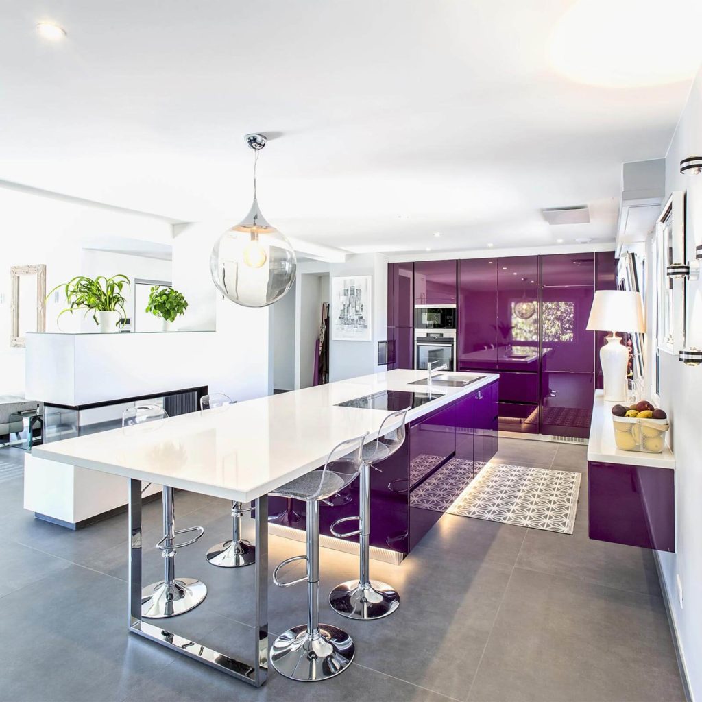 Grande cuisine ouverte sur mesure blanc et violet prune à Strasbourg