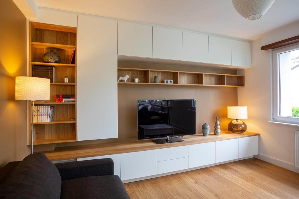 Meuble TV sur mesure blanc et bois à Strasbourg avec mur de rangement