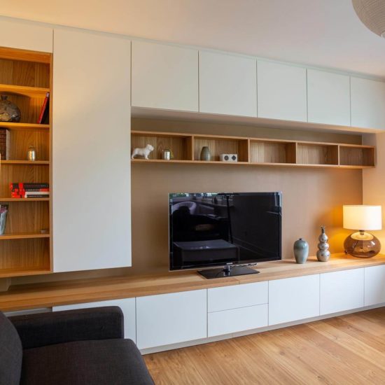Meuble TV sur mesure blanc et bois à Strasbourg avec mur de rangement
