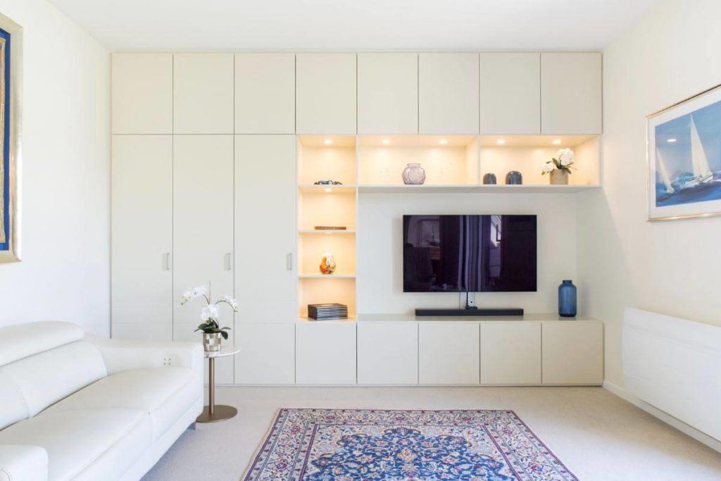 Meuble TV sur mesure blanc beige à Strasbourg avec mur de rangement et éclairage intégré