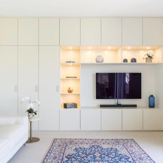 Meuble TV sur mesure blanc beige à Strasbourg avec mur de rangement et éclairage intégré
