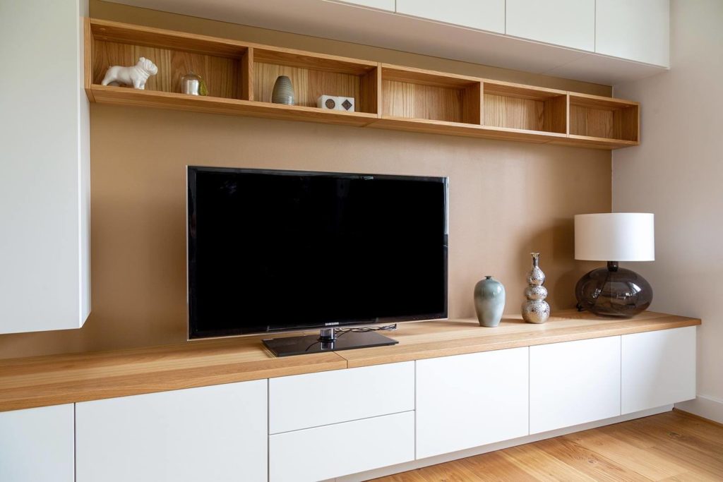 Meuble TV sur mesure blanc et bois à Strasbourg