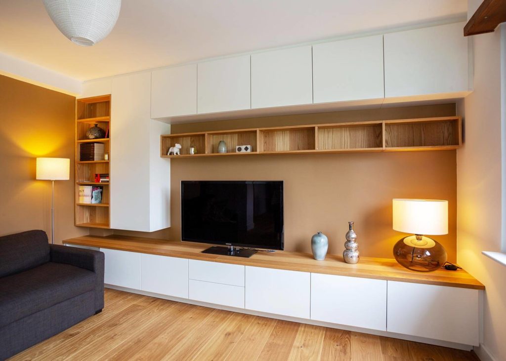 Meuble TV sur mesure blanc et bois à Strasbourg