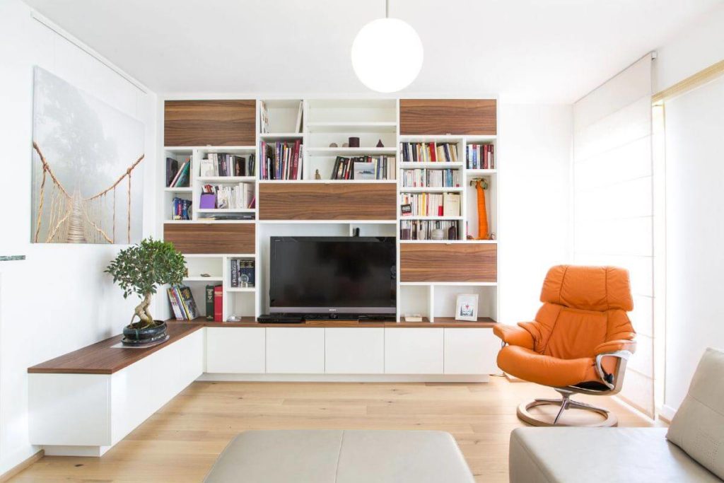 Meuble TV sur mesure blanc et bois sombre à Strasbourg avec bibliothèque et angle