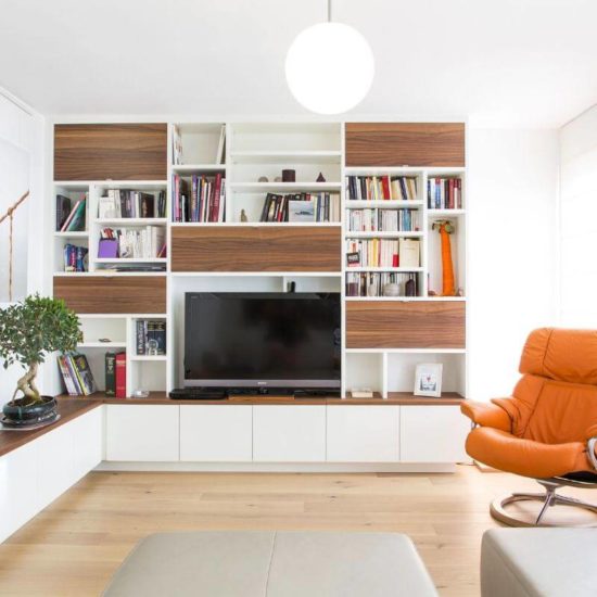 Meuble TV sur mesure blanc et bois sombre à Strasbourg avec bibliothèque et angle