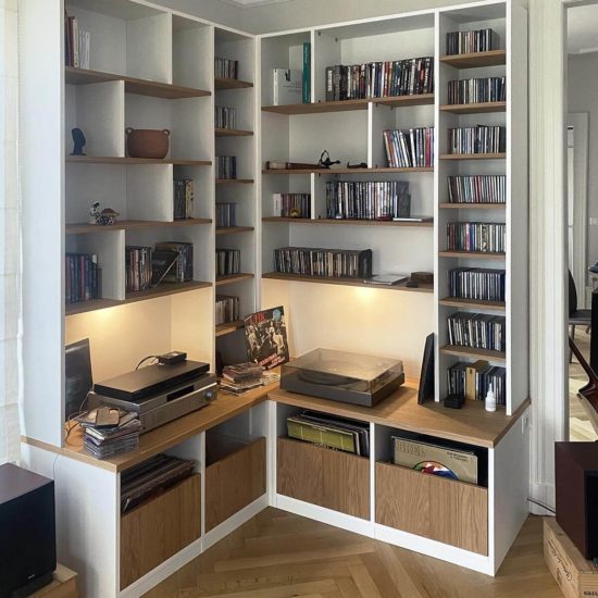 Bibliothèque en angle sur mesure blanche et bois à Strasbourg