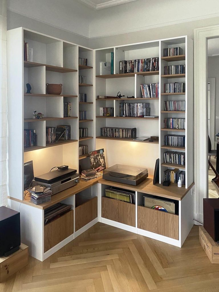 Bibliothèque en angle sur mesure blanche et bois à Strasbourg
