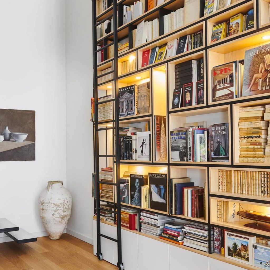 Grande bibliothèque sur mesure bois et métal à Strasbourg avec éclairage et échelle