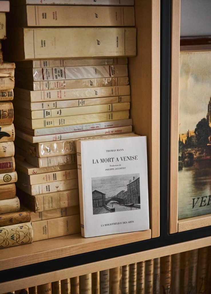 Grande bibliothèque sur mesure bois massif et métal à Strasbourg
