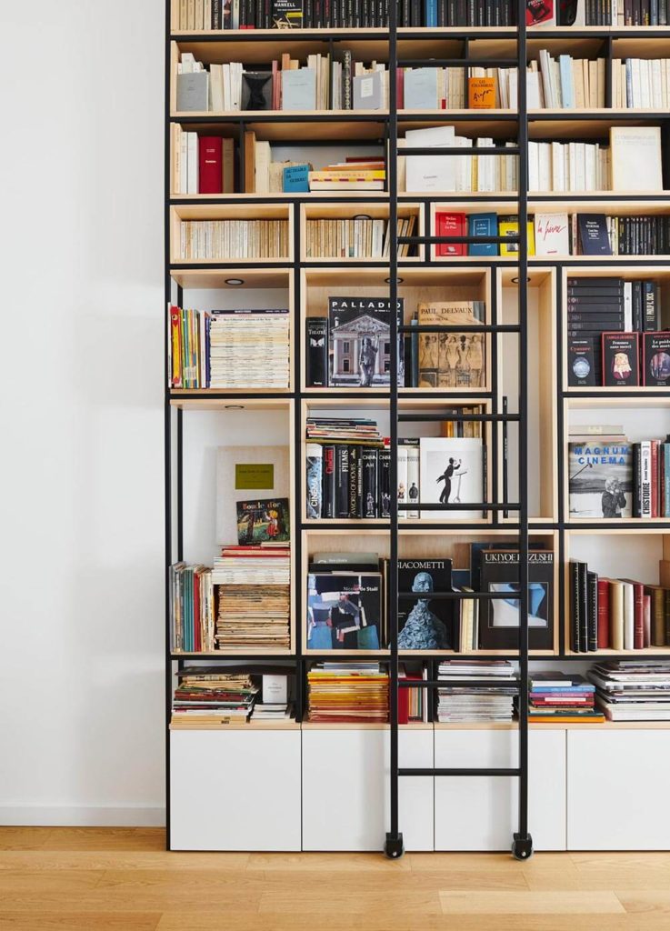 Grande bibliothèque sur mesure bois et métal à Strasbourg avec échelle