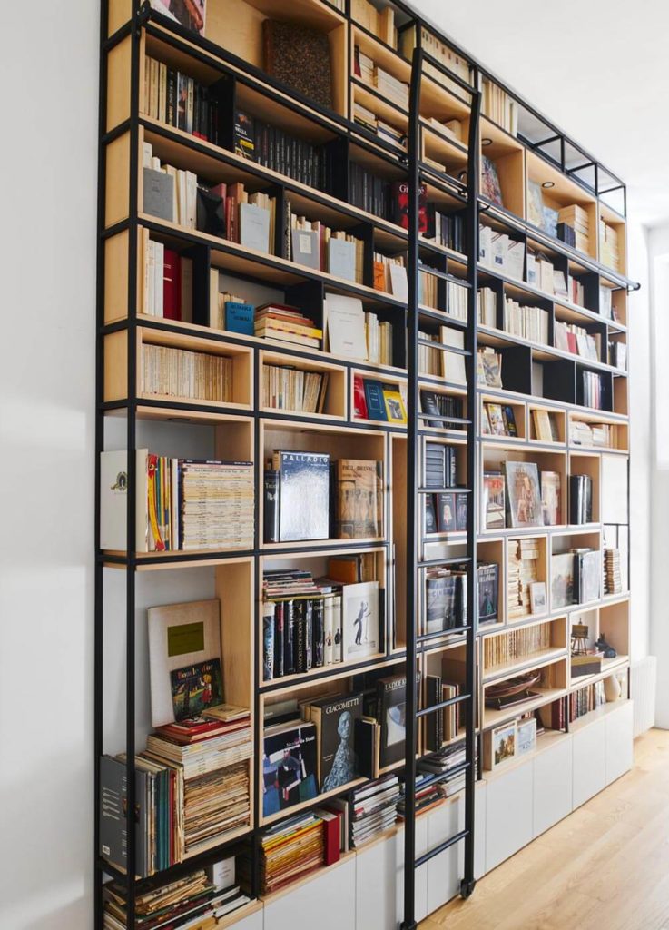 Grande bibliothèque sur mesure bois et métal à Strasbourg avec éclairage et échelle