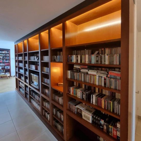 Grande Bibliothèque sur mesure mélaminé bois avec éclairage à Strasbourg