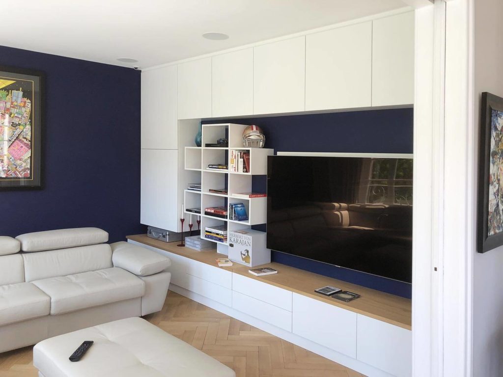 Meuble TV sur mesure blanc et bois avec rangements à Strasbourg