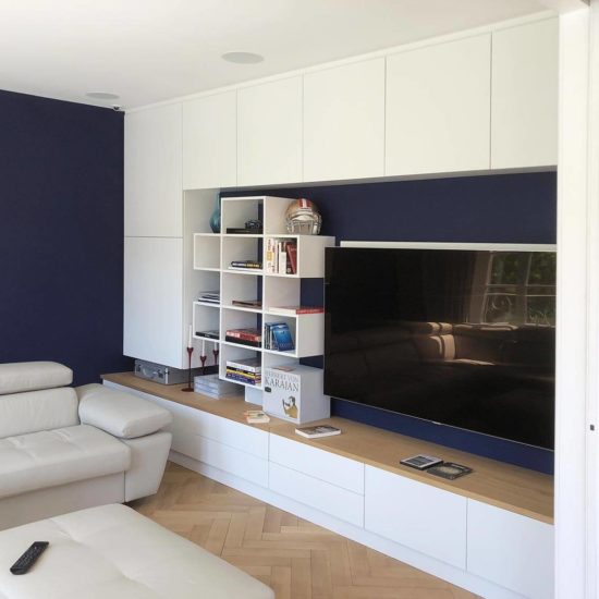 Meuble TV sur mesure blanc et bois avec rangements à Strasbourg