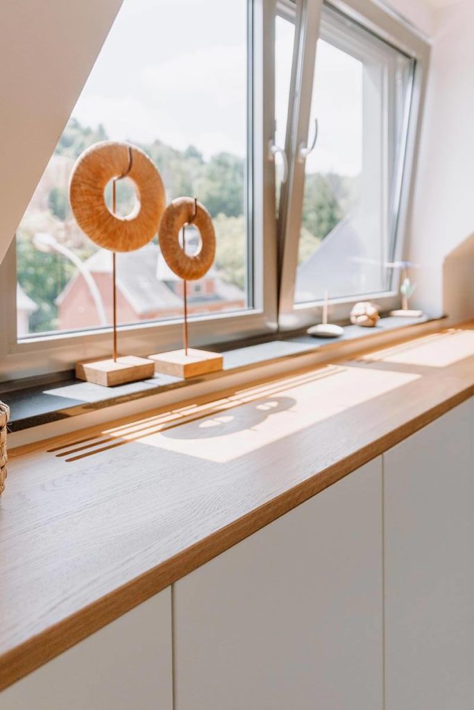 Mobilier de rangement dans un aménagement d'un bureau sous les combles d'une maison à Strasbourg