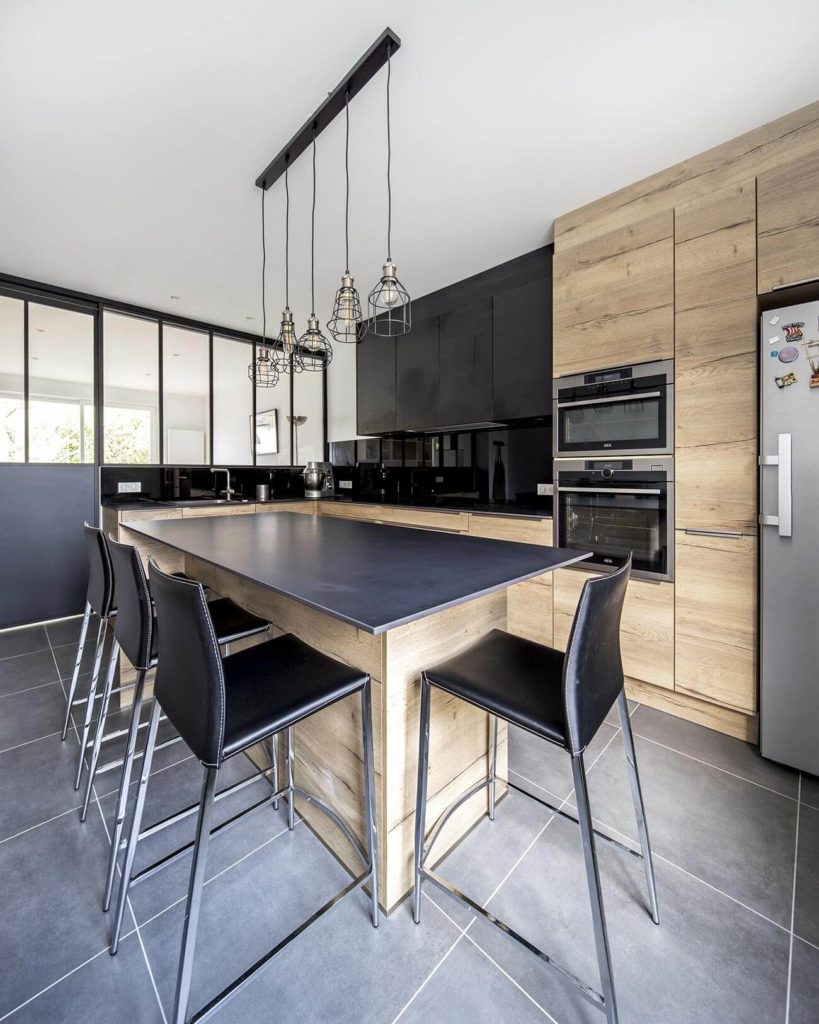 Cuisine sur mesure noire et bois réalisée à Ostwald par BeHome Strasbourg