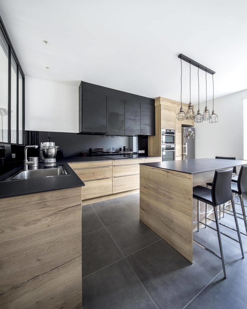 Cuisine sur mesure noire et bois réalisée à Ostwald par BeHome Strasbourg