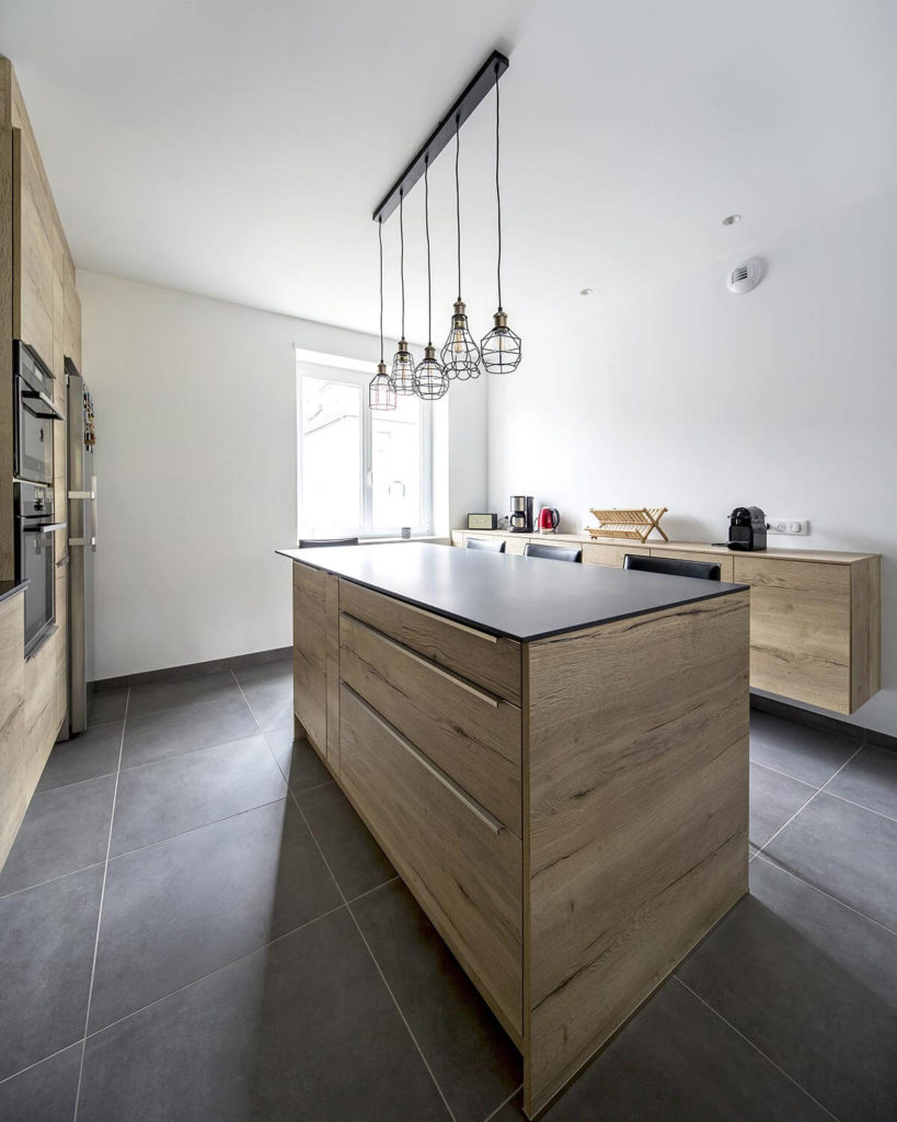 Cuisine sur mesure noire et bois réalisée à Ostwald par BeHome Strasbourg