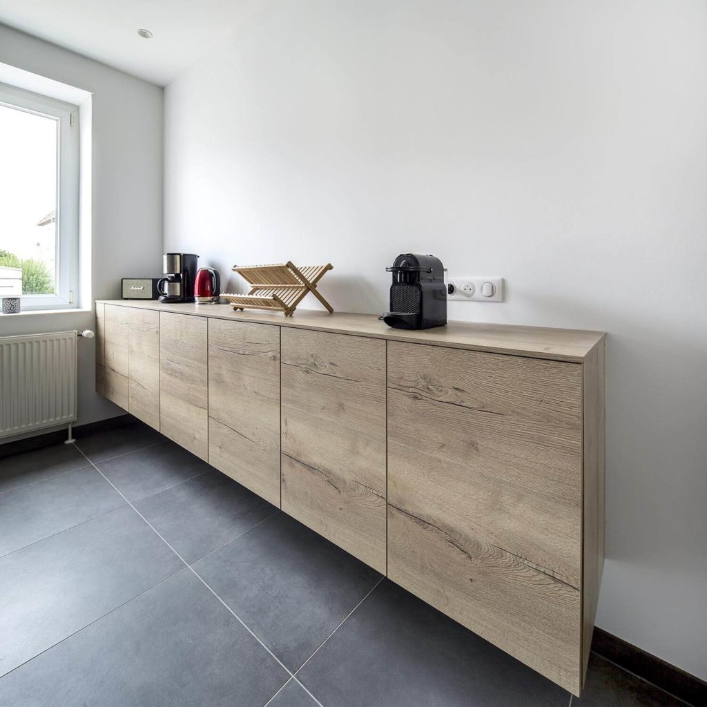 Cuisine sur mesure noire et bois réalisée à Ostwald par BeHome Strasbourg