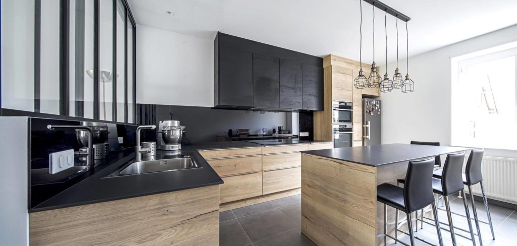 Cuisine sur mesure noire et bois réalisée à Ostwald par BeHome Strasbourg