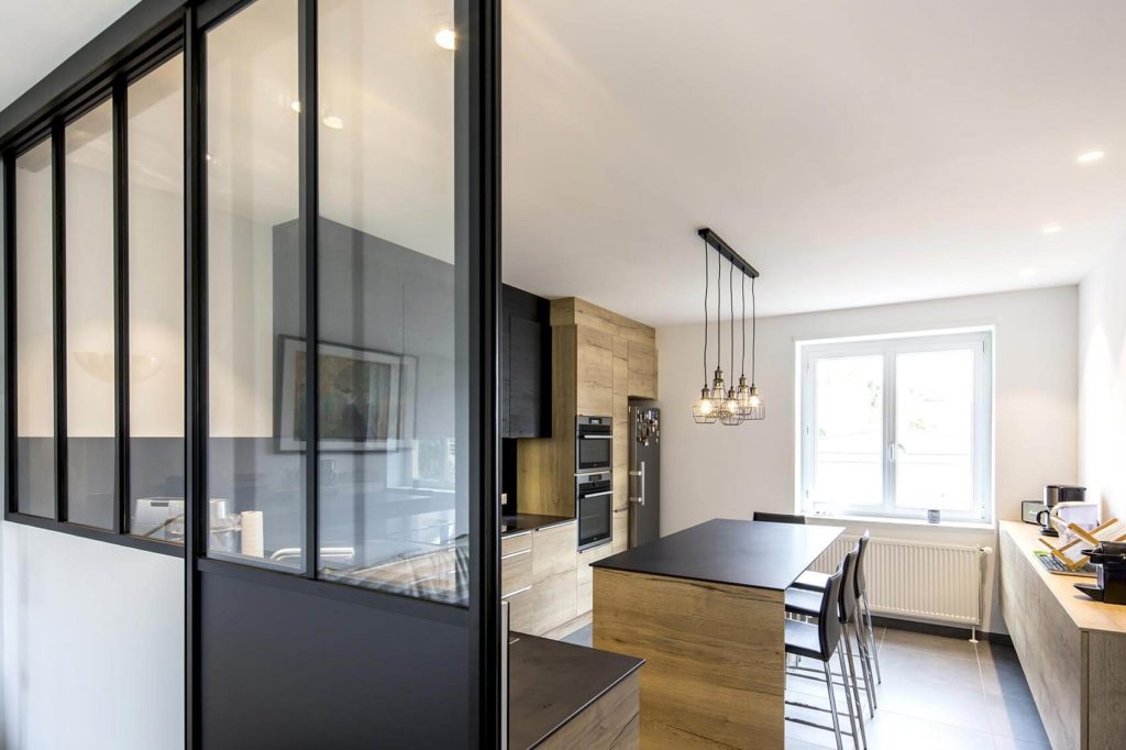 Cuisine sur mesure noire et bois réalisée à Ostwald par BeHome Strasbourg