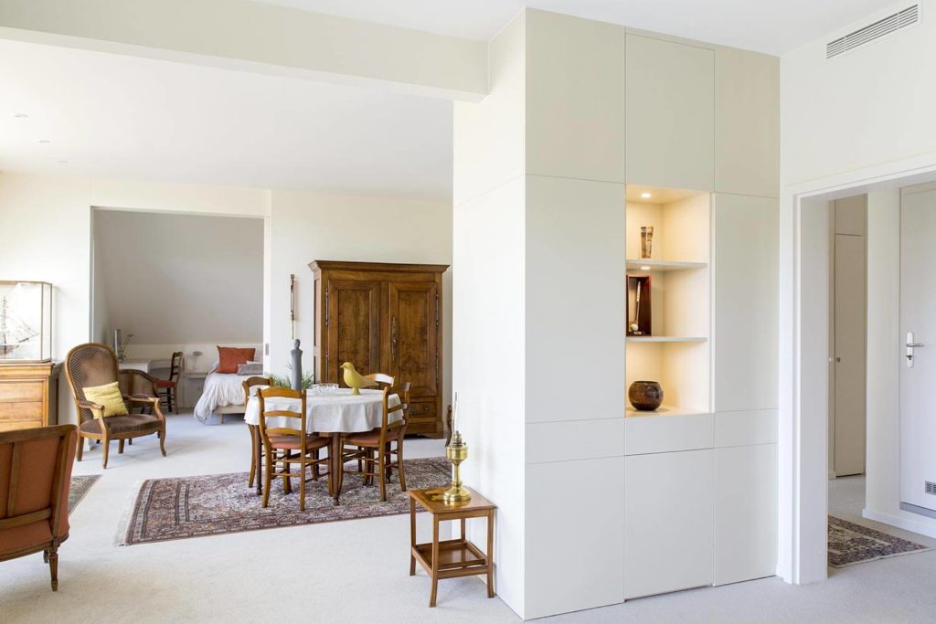 Rénovation intérieure d'un salon blanc avec meubles sur mesure à Strasbourg