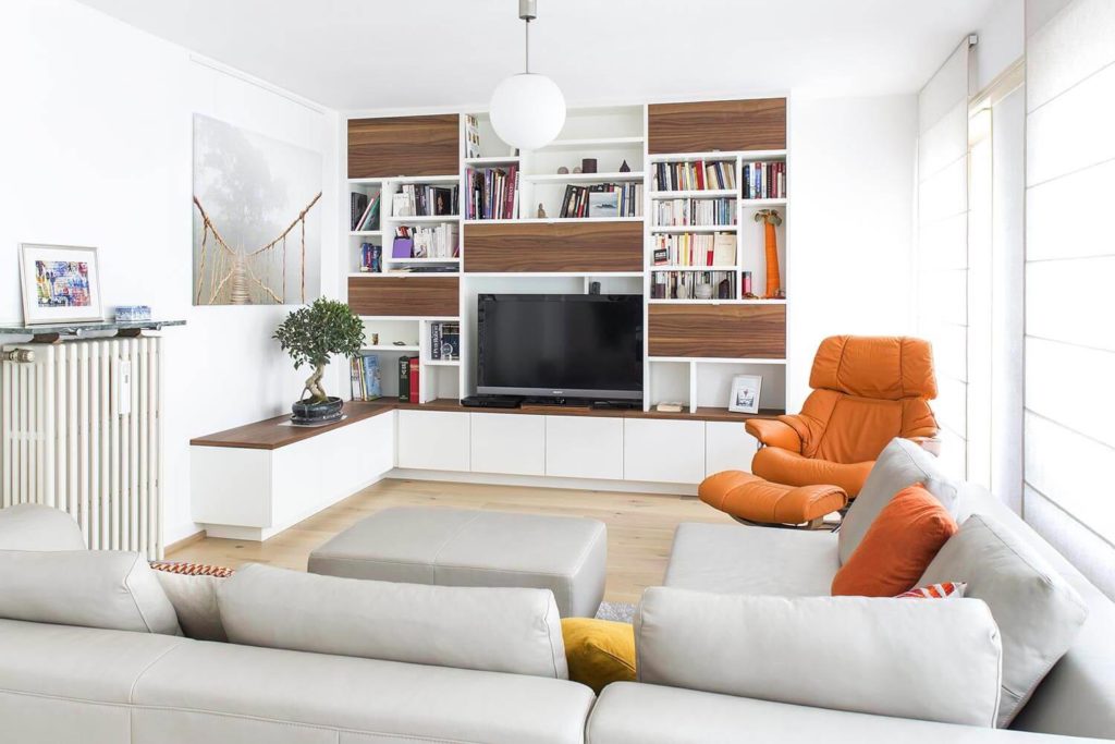 Meuble TV bibliothèque sur mesure blanc et bois noyer à Strasbourg