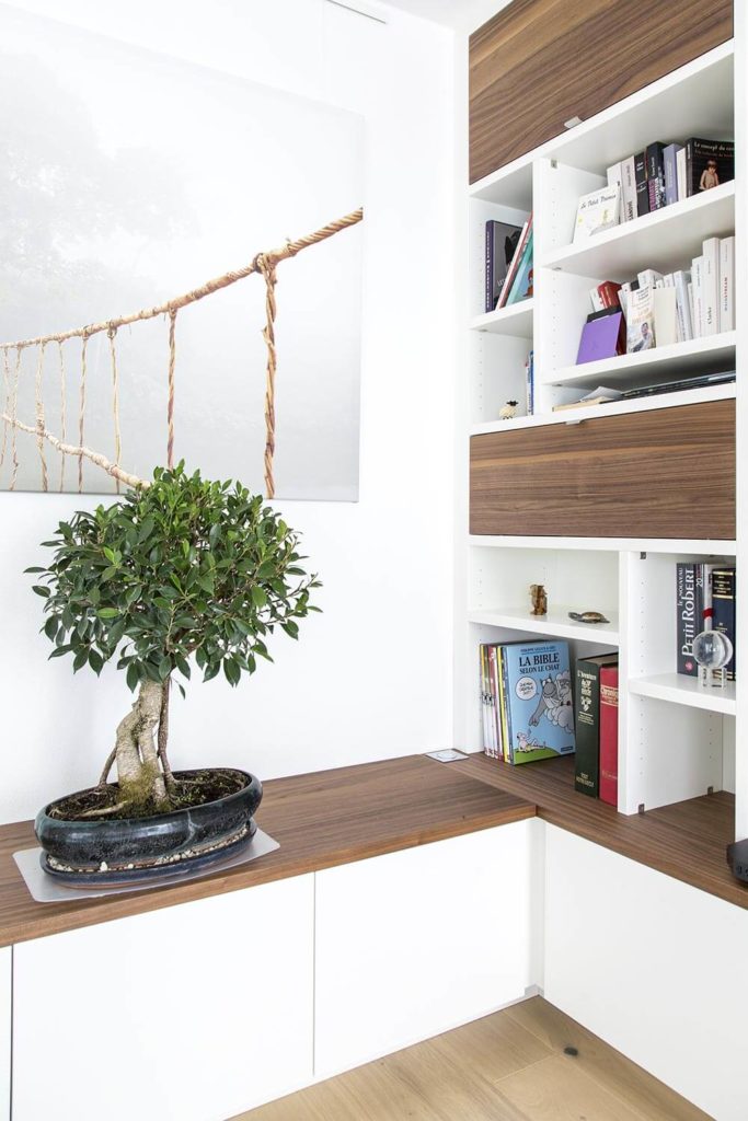 Meuble TV bibliothèque sur mesure blanc et bois noyer à Strasbourg détail angle