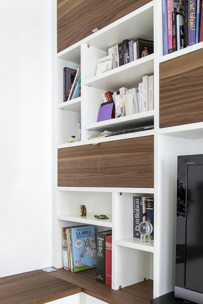 Meuble TV bibliothèque sur mesure blanc et bois noyer à Strasbourg