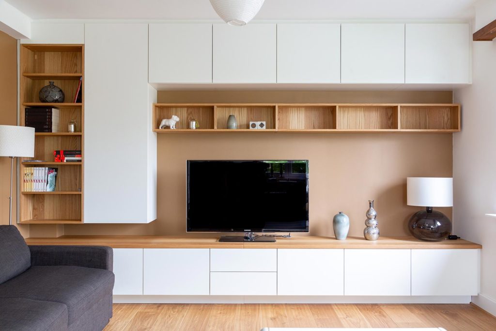 Meuble TV sur mesure blanc et bois à Strasbourg avec mur de rangement