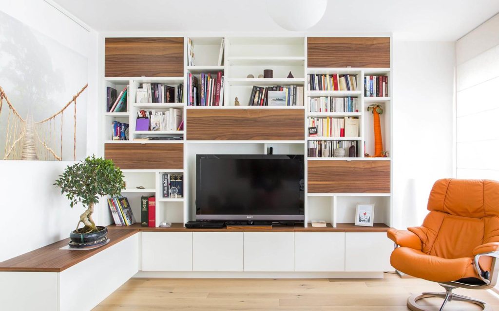 Meuble TV bibliothèque sur mesure blanc et bois noyer à Strasbourg de face