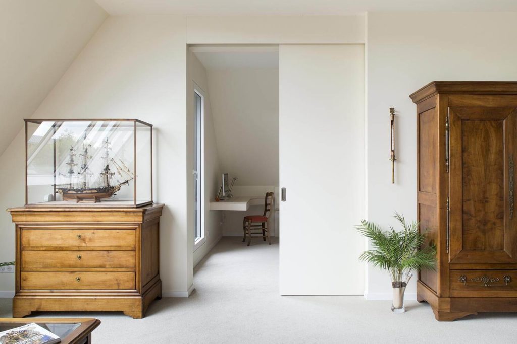 Porte coulissante séparation de pièce pour une rénovation intérieure d'un salon blanc à Strasbourg