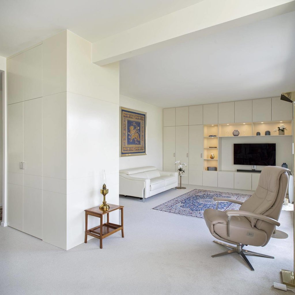 Rénovation intérieure d'un salon blanc avec mobilier et travaux à Strasbourg