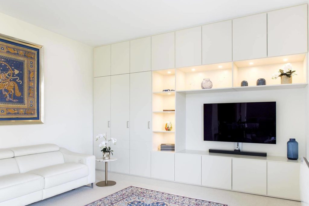 Meuble TV lumineux créé pour rénovation intérieure d'un salon blanc à Strasbourg