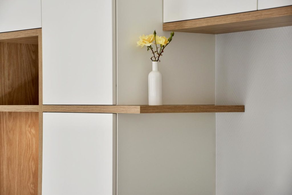 Meuble TV sur mesure chêne et blanc réalisé à Ostwald par BeHome Strasbourg