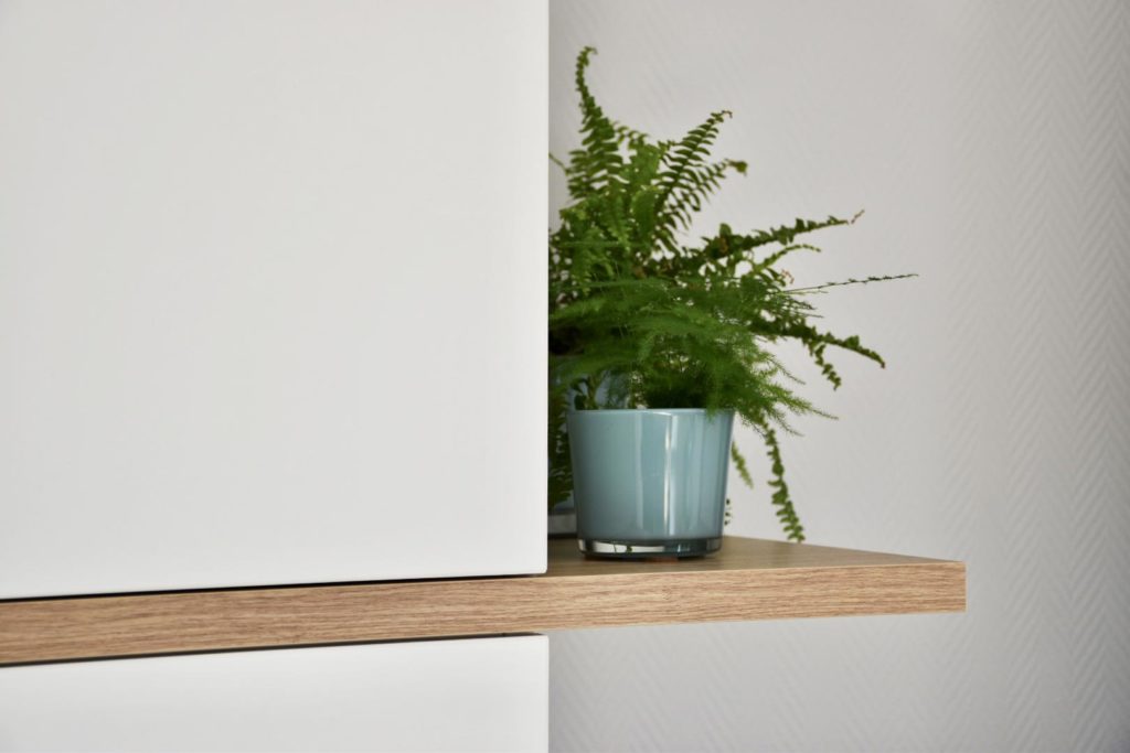 Meuble TV sur mesure chêne et blanc réalisé à Ostwald par BeHome Strasbourg