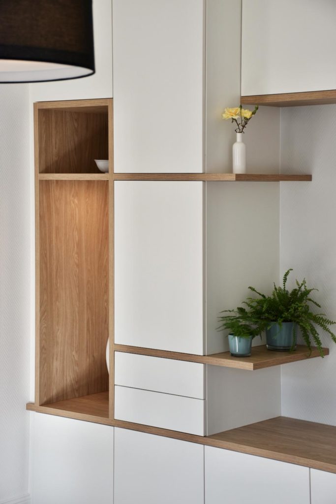 Meuble TV sur mesure chêne et blanc réalisé à Ostwald par BeHome Strasbourg