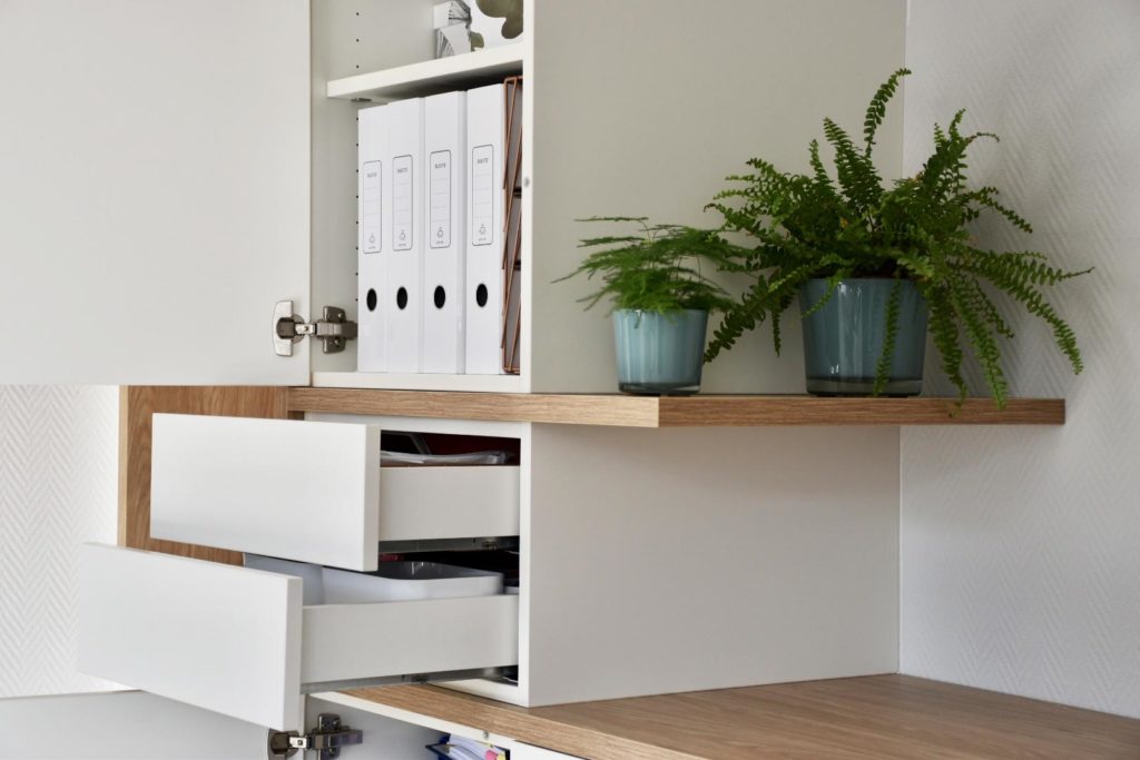 Meuble TV sur mesure chêne et blanc réalisé à Ostwald par BeHome Strasbourg