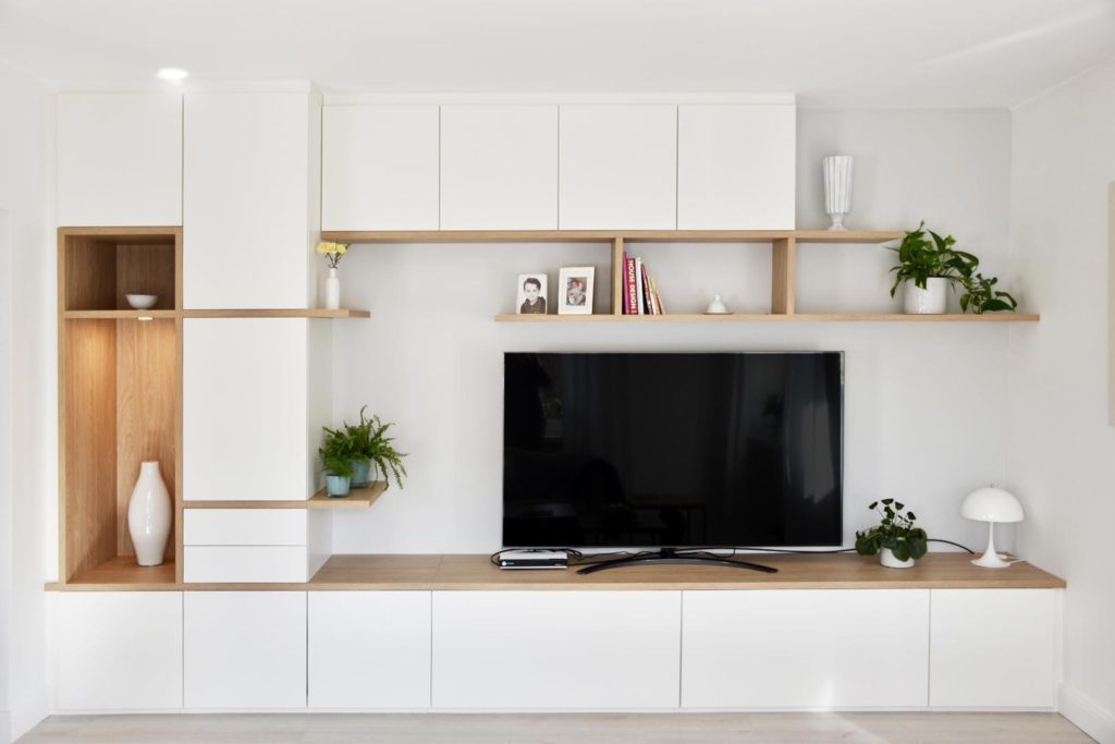 Meuble TV sur mesure chêne et blanc réalisé à Ostwald par BeHome Strasbourg