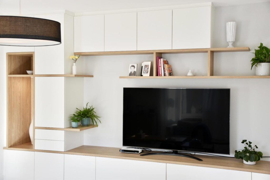 Meuble TV sur mesure chêne et blanc réalisé à Ostwald par BeHome Strasbourg