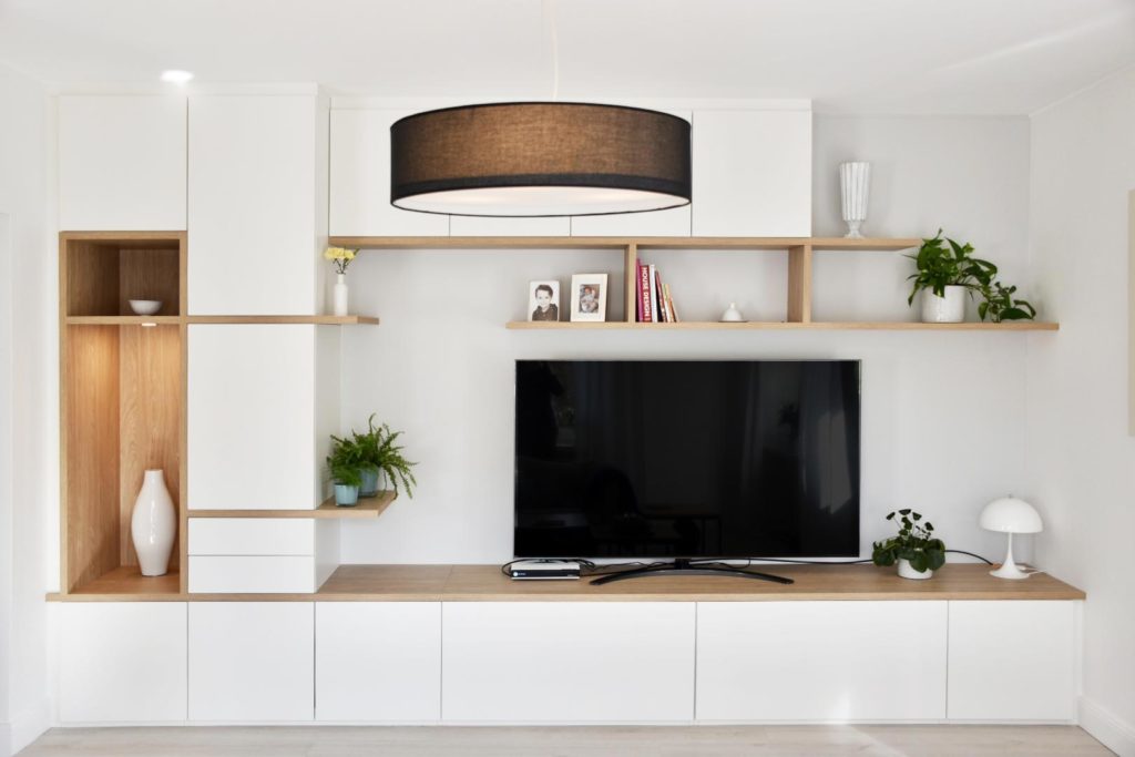 Meuble TV sur mesure chêne et blanc réalisé à Ostwald par BeHome Strasbourg