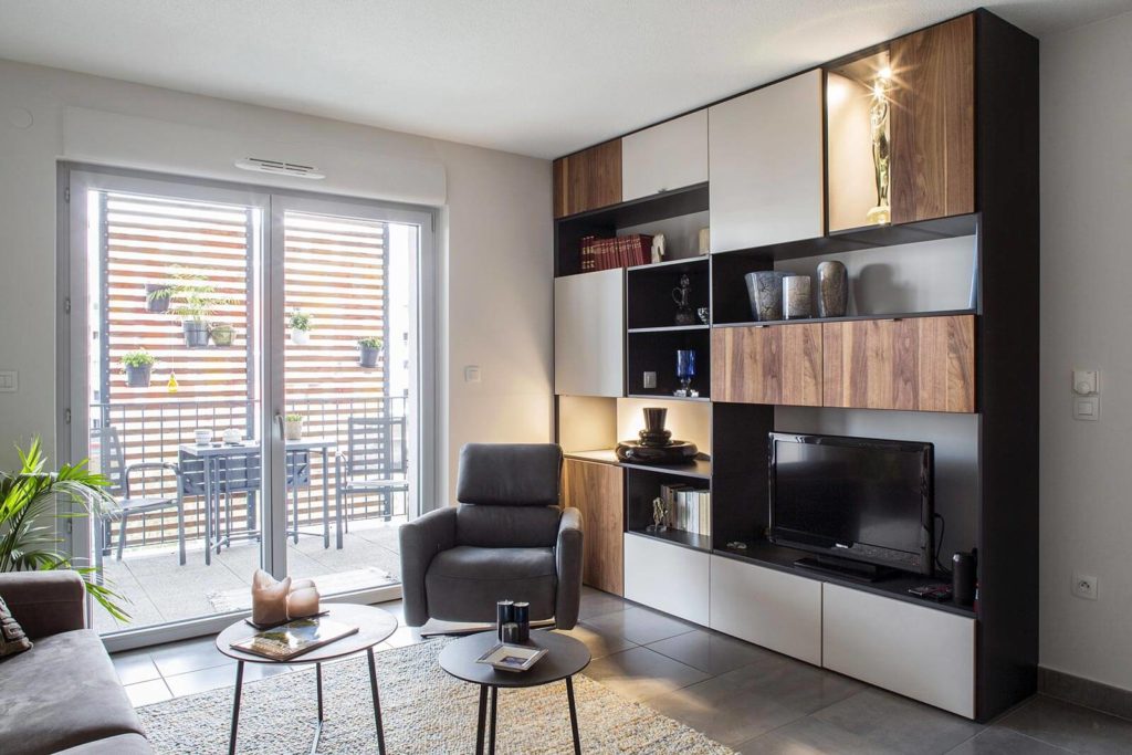 Meuble TV sur mesure blanc, bois et noir réalisé à Bischheim par BeHome Strasbourg