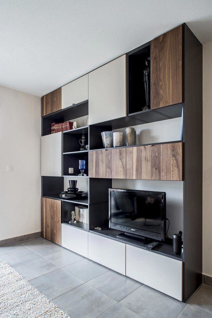 Meuble TV sur mesure blanc, bois et noir réalisé à Bischheim par BeHome Strasbourg